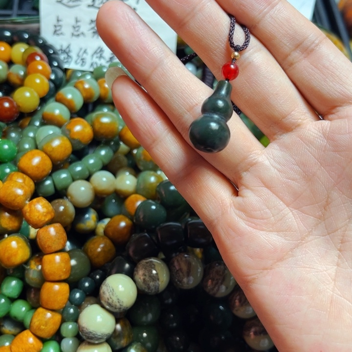 岫岩河磨玉（透闪石质玉）手链未镶嵌