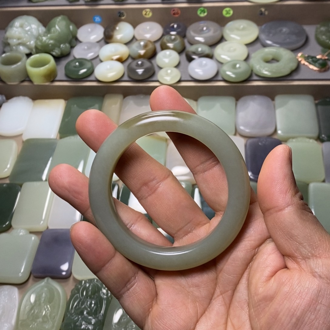 和田玉未镶嵌颈饰望**凉