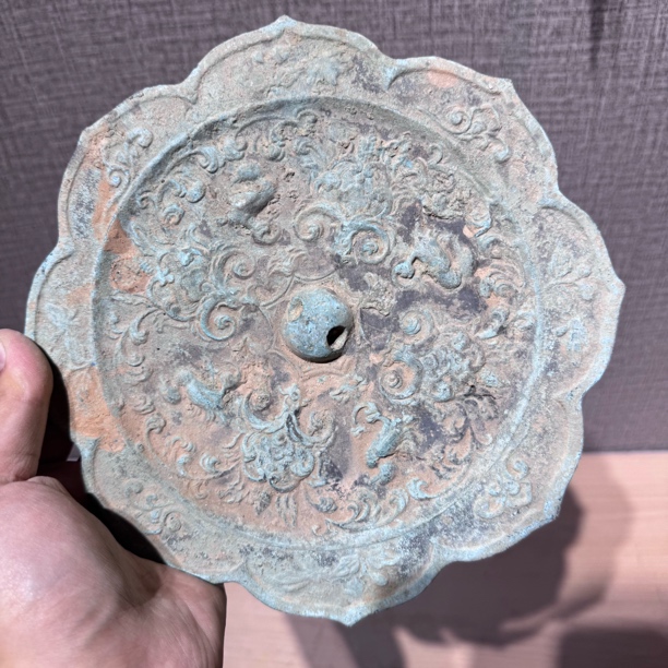 仿古青铜镜口径21厘米花边花草青铜镜锈迹入骨收藏佳品摆件