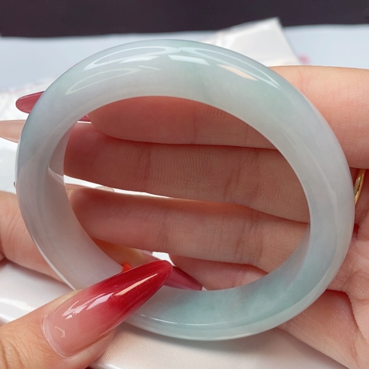 翡翠手镯未镶嵌55圈