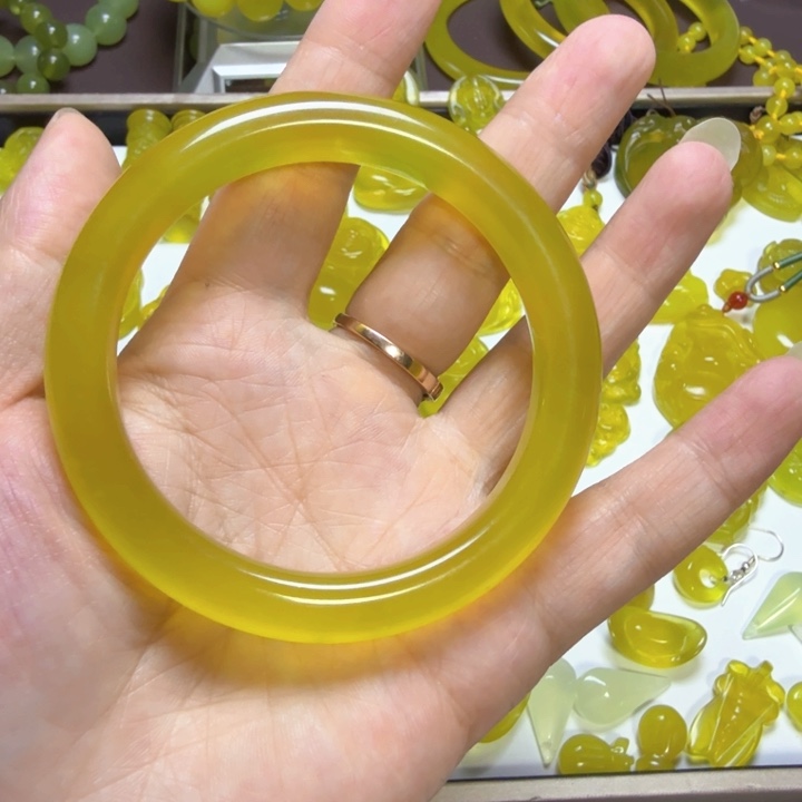 ****宝蛇纹石玉未镶嵌颈饰