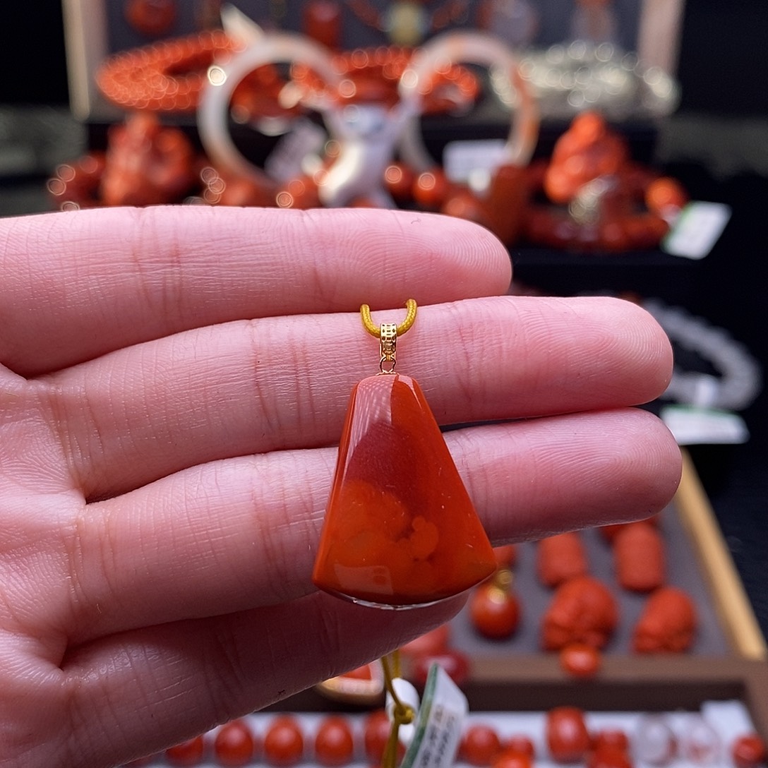南红玛瑙18K金镶嵌四川凉山无事牌吊坠