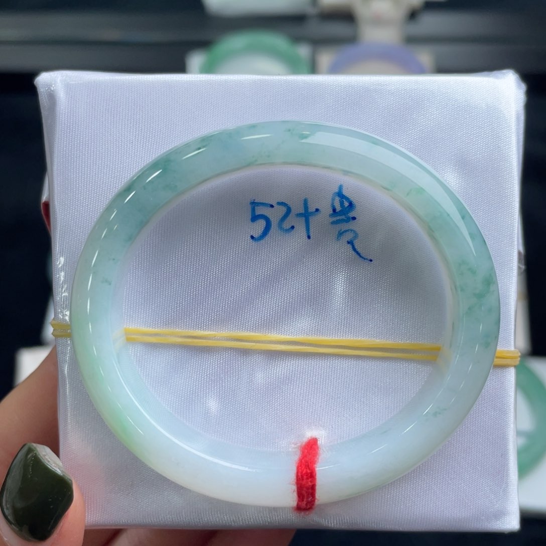 翡翠手镯未镶嵌翡翠手镯