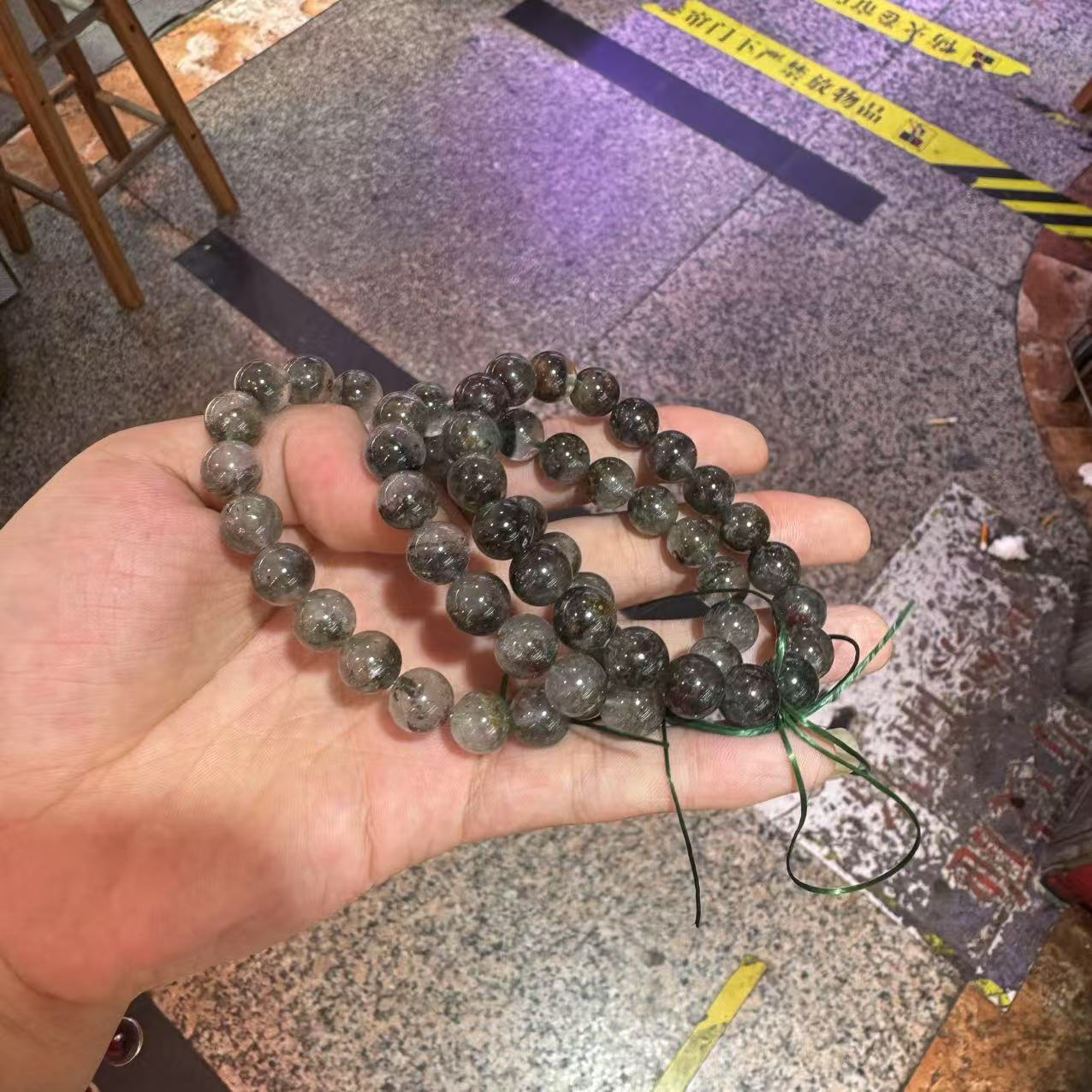 天然绿幽灵水晶手串-卡10mm左右多样性发一