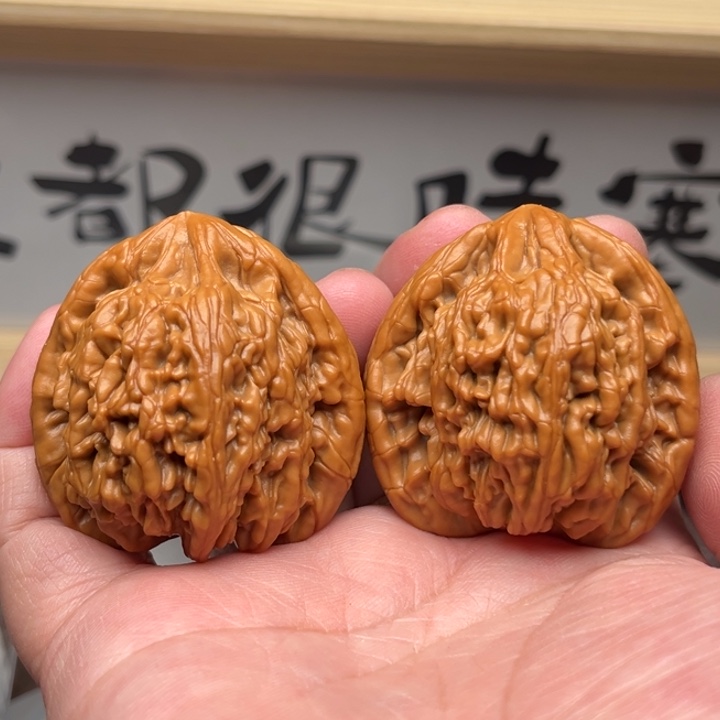 文玩核桃吊坠虎头王