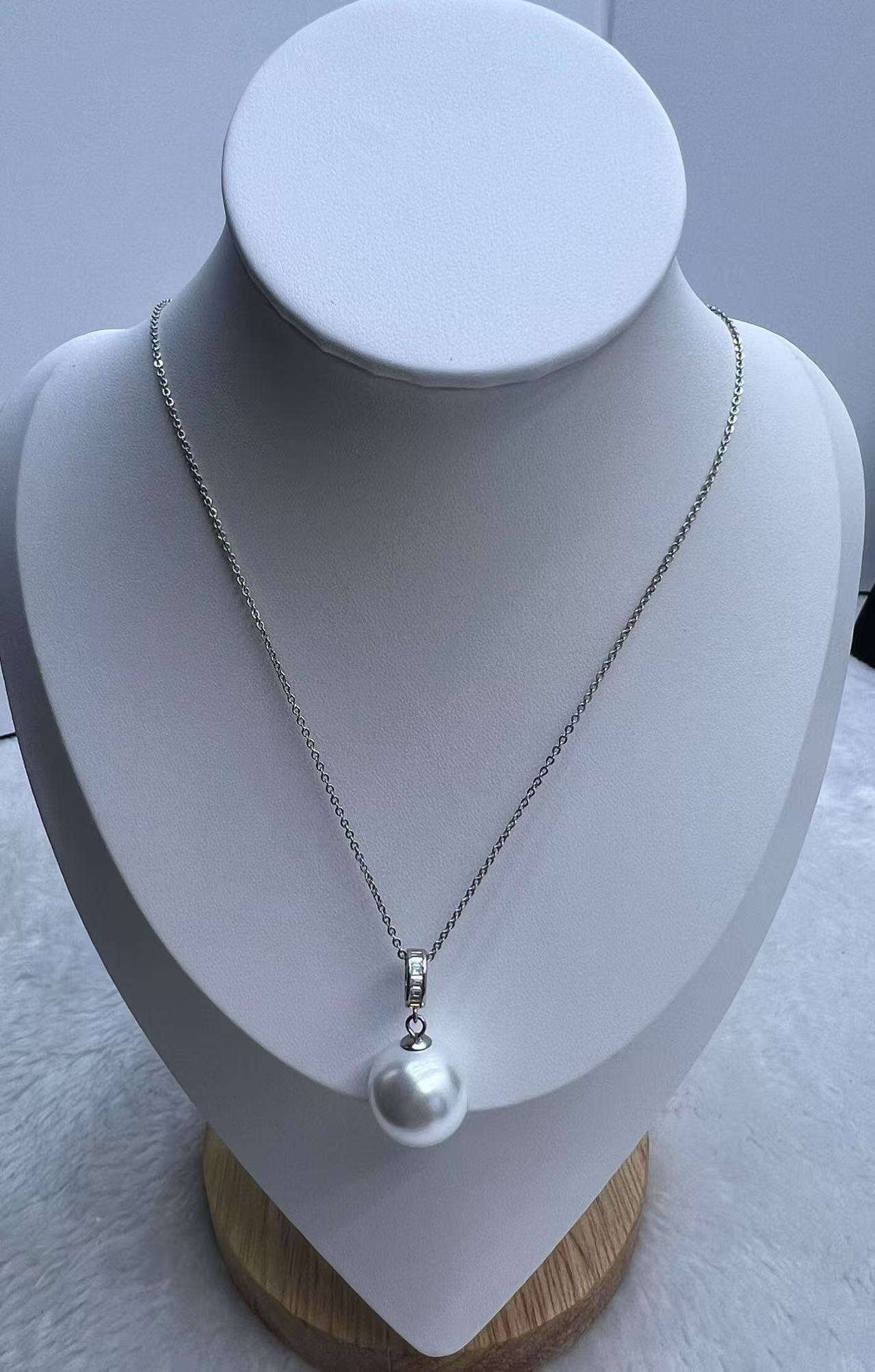 时尚经典正圆白色吊坠气质