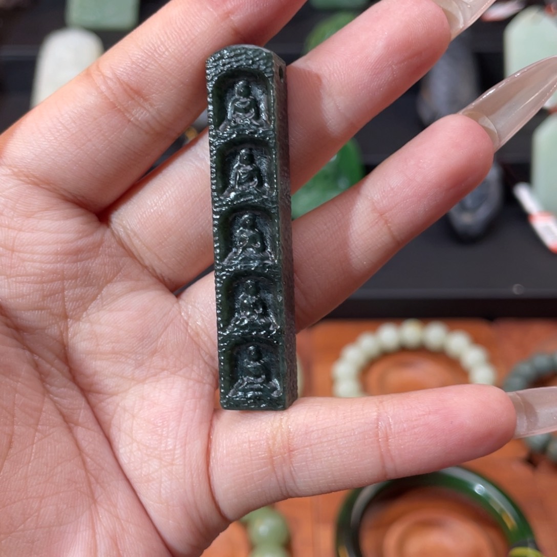 和田玉未镶嵌颈饰藏**哥