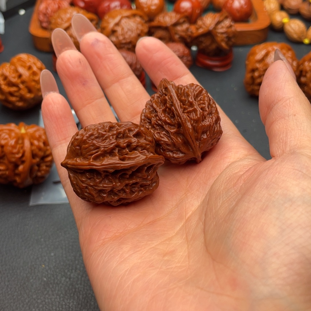 ****辛文玩核桃把件盘龙纹