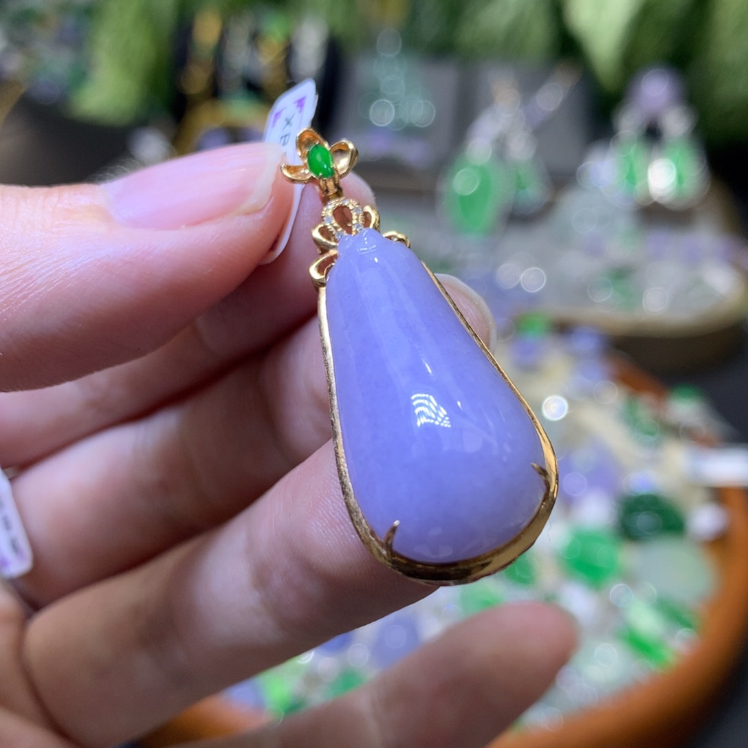 颈饰18K金镶嵌翡翠