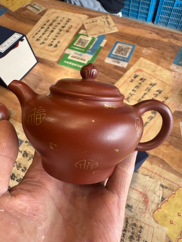 宜兴紫砂原矿朱泥大红袍（八福笑樱壶）220 c c