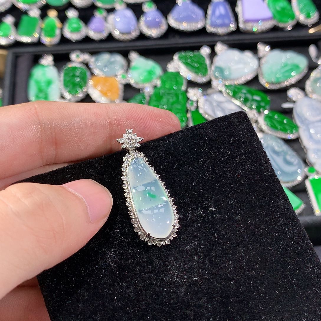 翡翠18K金镶嵌颈饰