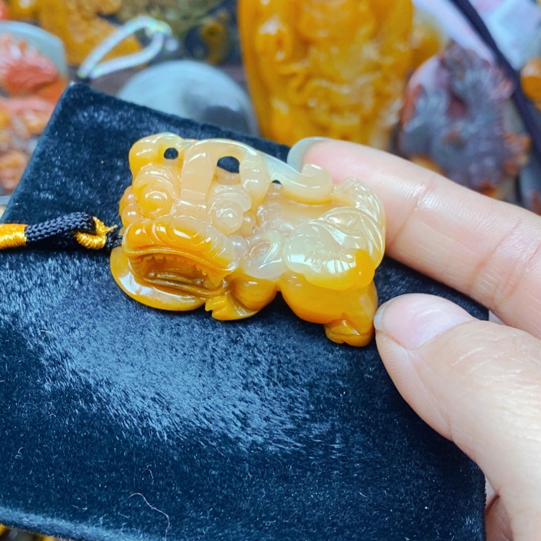 未镶嵌石英质玉（黄龙玉）颈饰