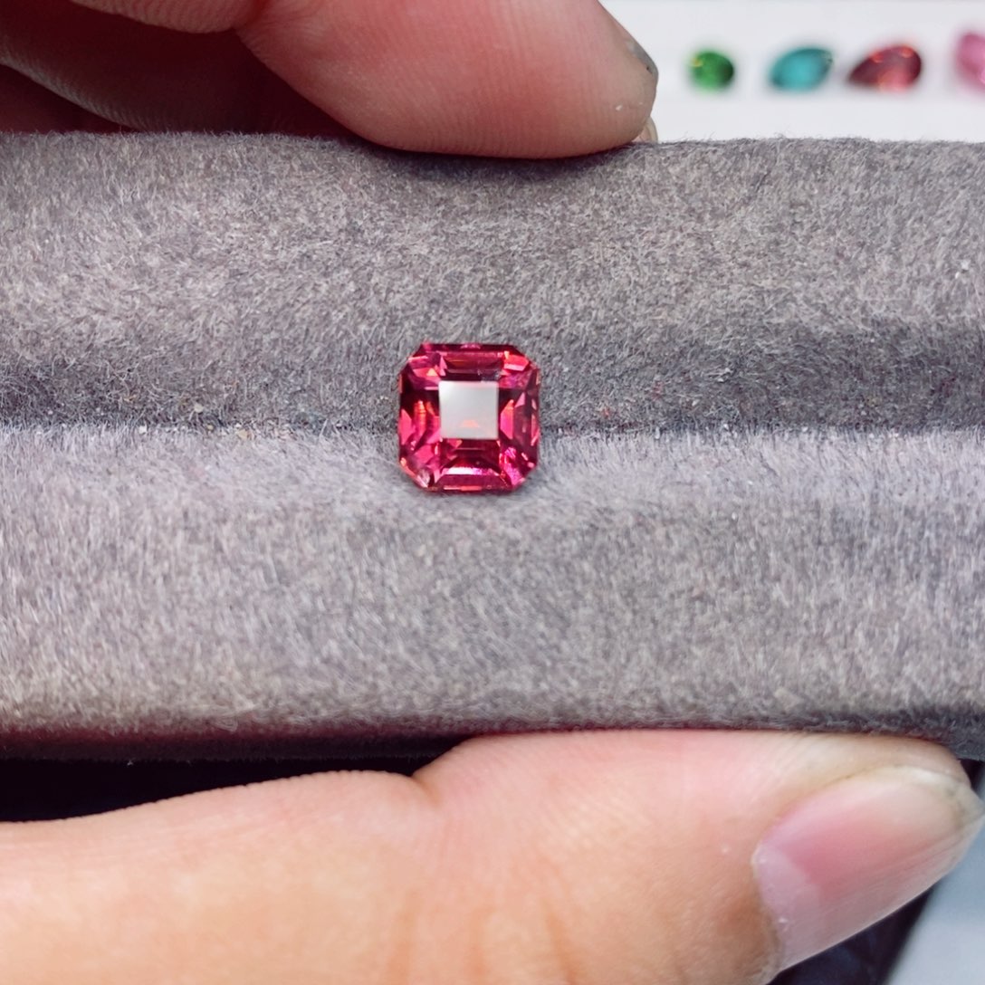 碧玺裸石未镶嵌碧玺2.4克拉