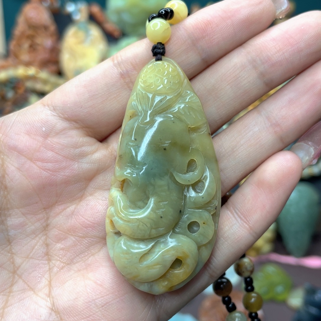 蛇纹石玉颈饰未镶嵌