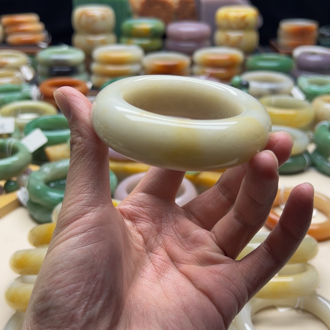 石英质玉手镯未镶嵌