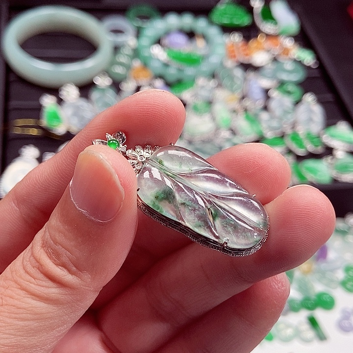 翡翠18K金镶嵌颈饰