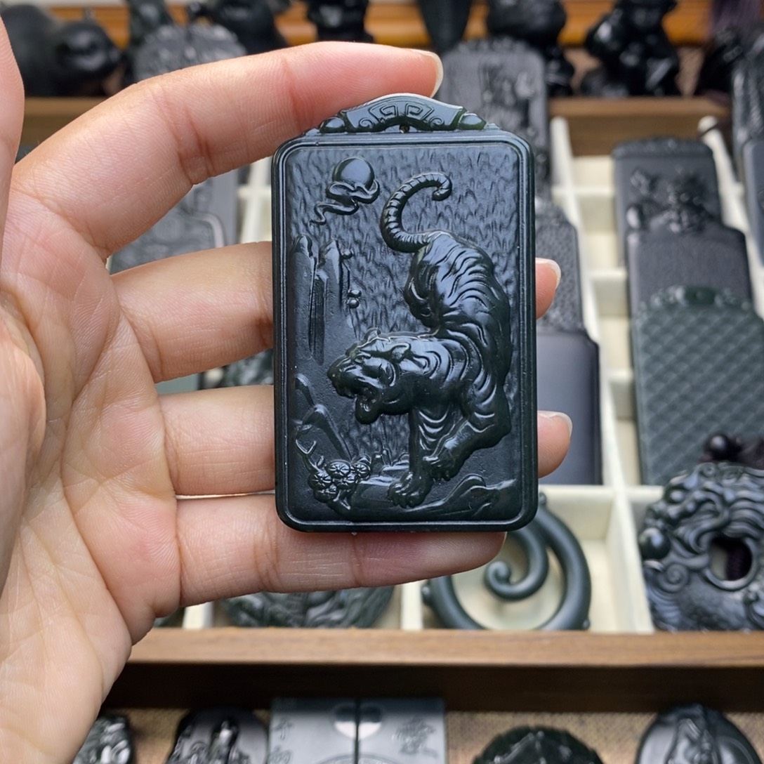 家***兴和田玉未镶嵌颈饰