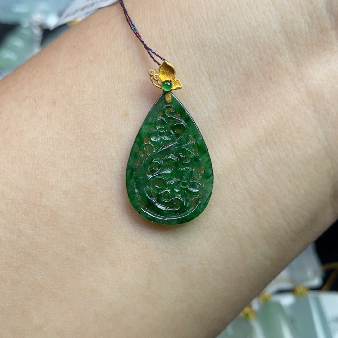翡翠18K金镶嵌颈饰水滴