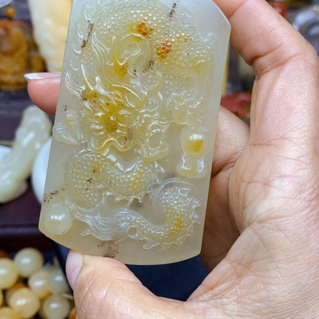 石英质玉（黄龙玉）颈饰未镶嵌