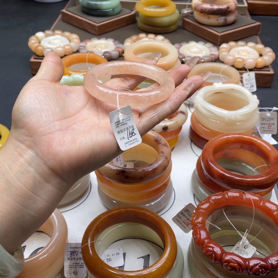 L***r石英岩玉未镶嵌手镯