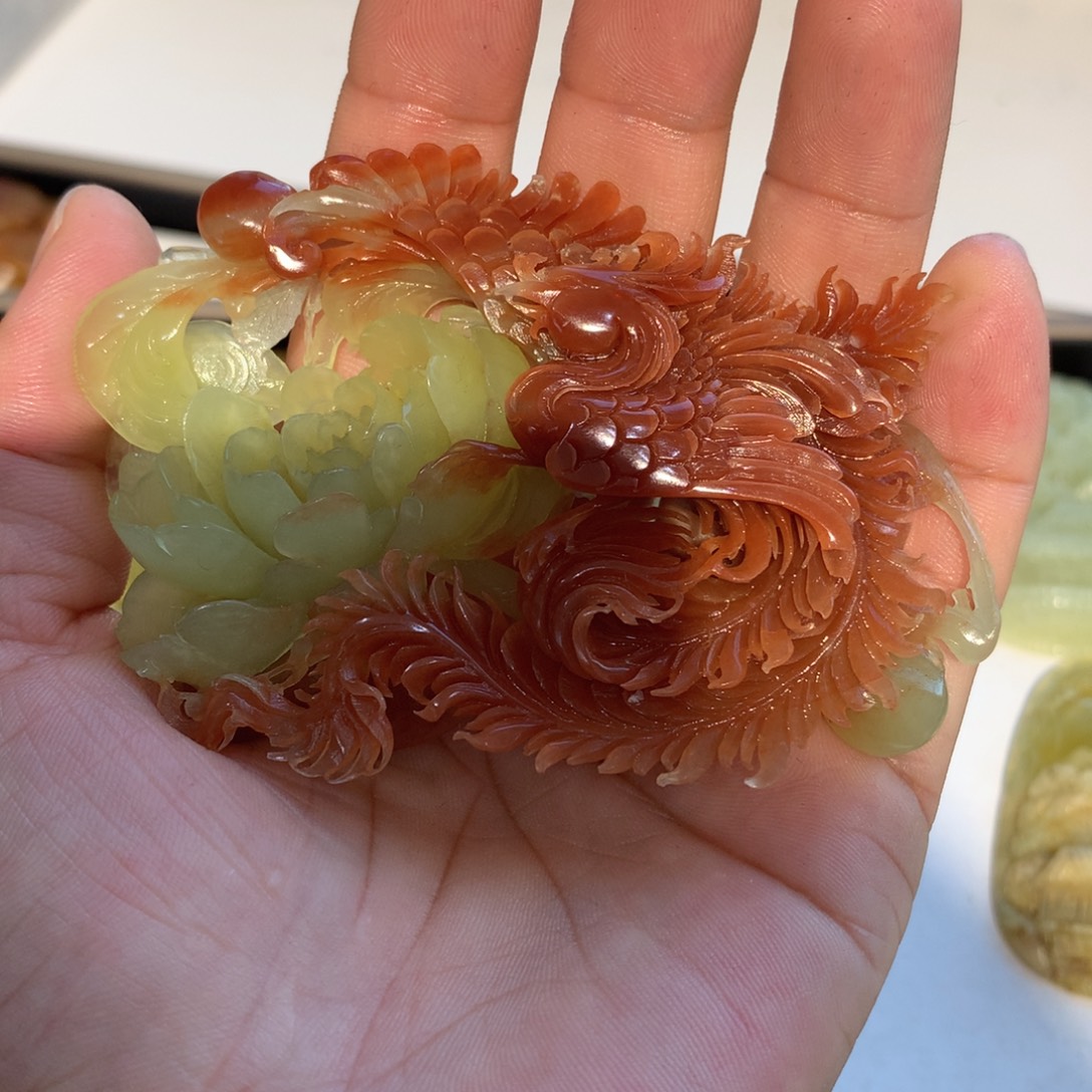 泓***ì未镶嵌蛇纹石玉颈饰