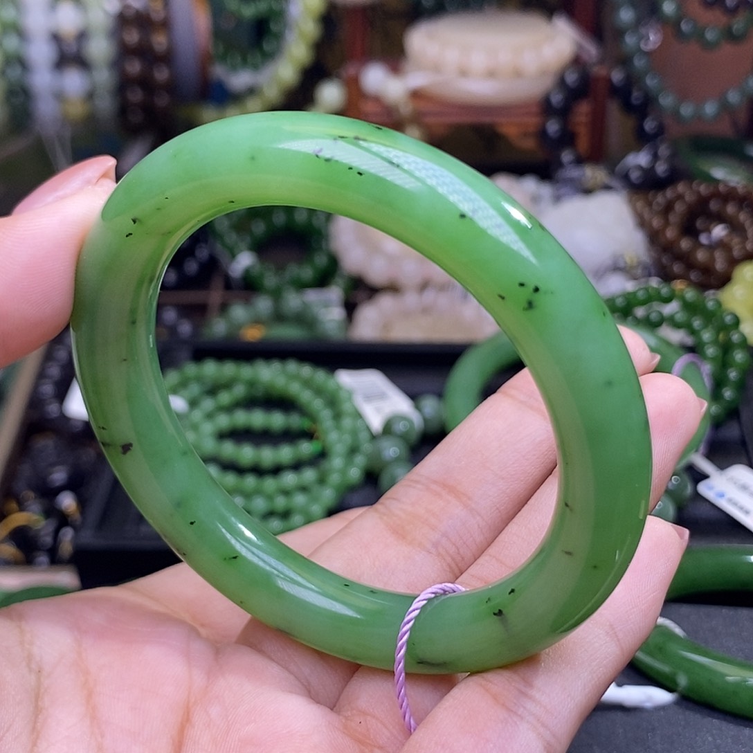 是***.手链未镶嵌和田玉碧玉乌兰海果绿圆条手镯54.8圈