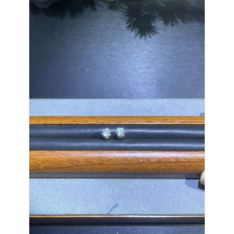 a9523白色六爪耳钉多样性发货