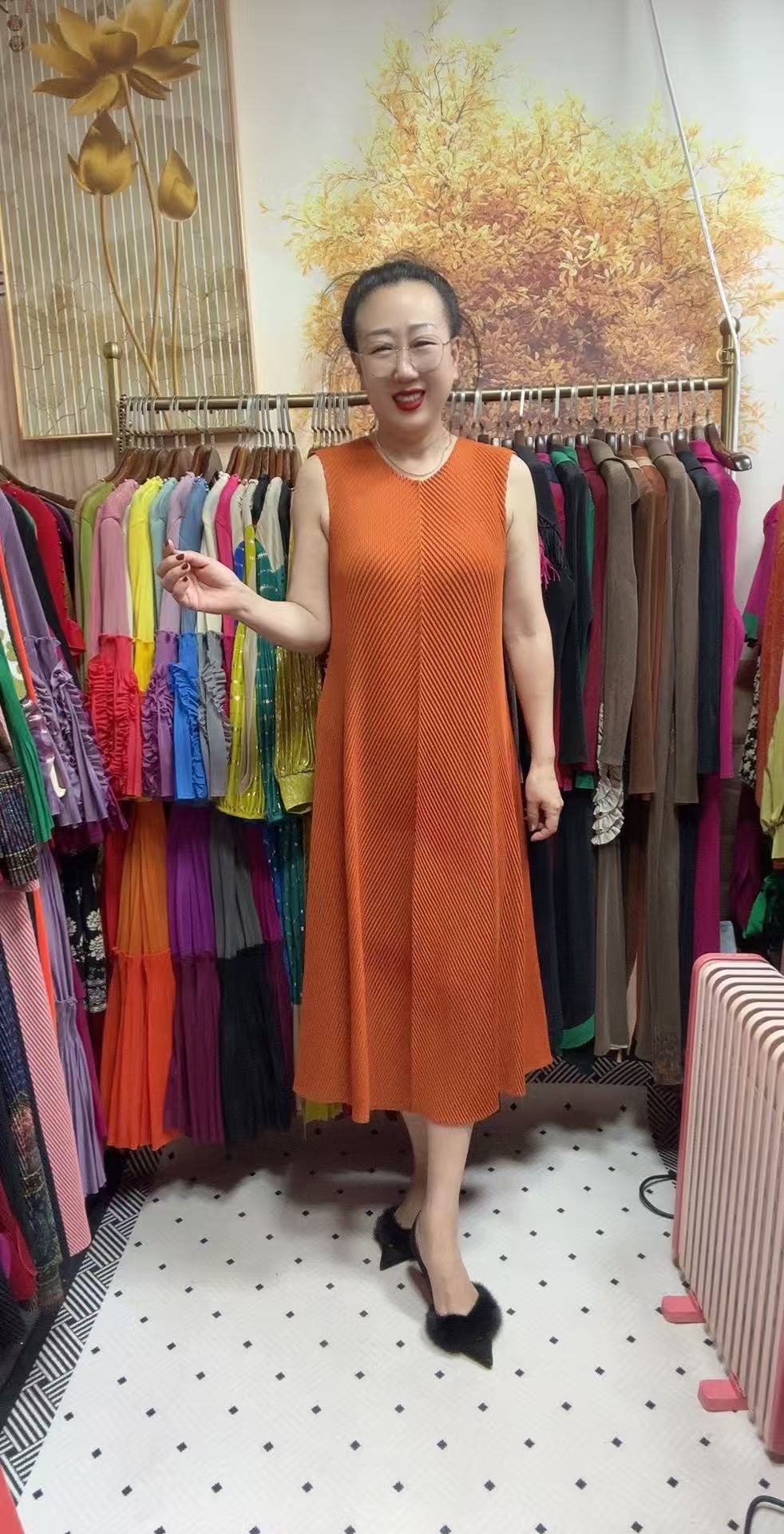 褶皱净版纯色连衣裙