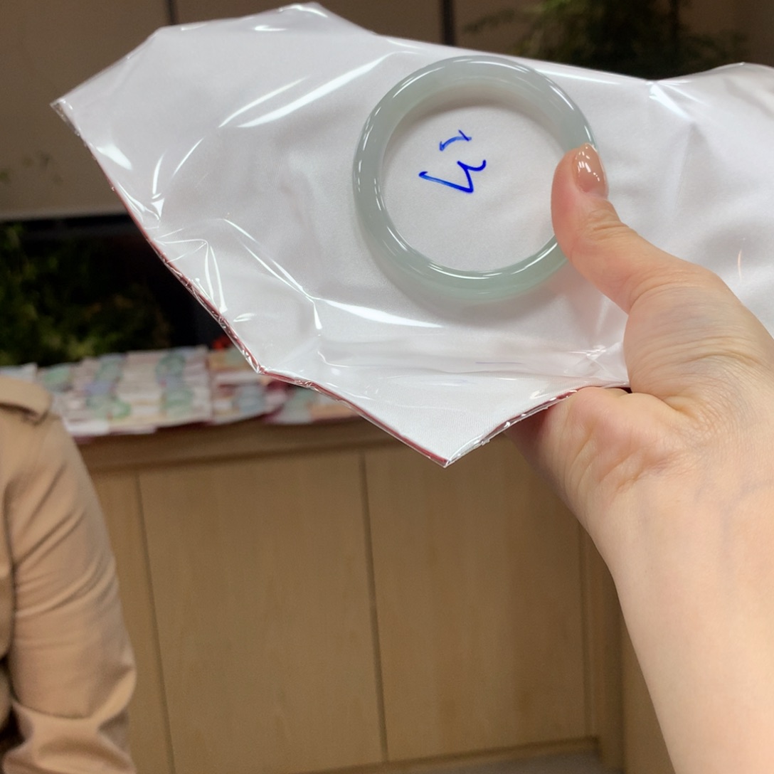 翡翠手镯未镶嵌不退不换