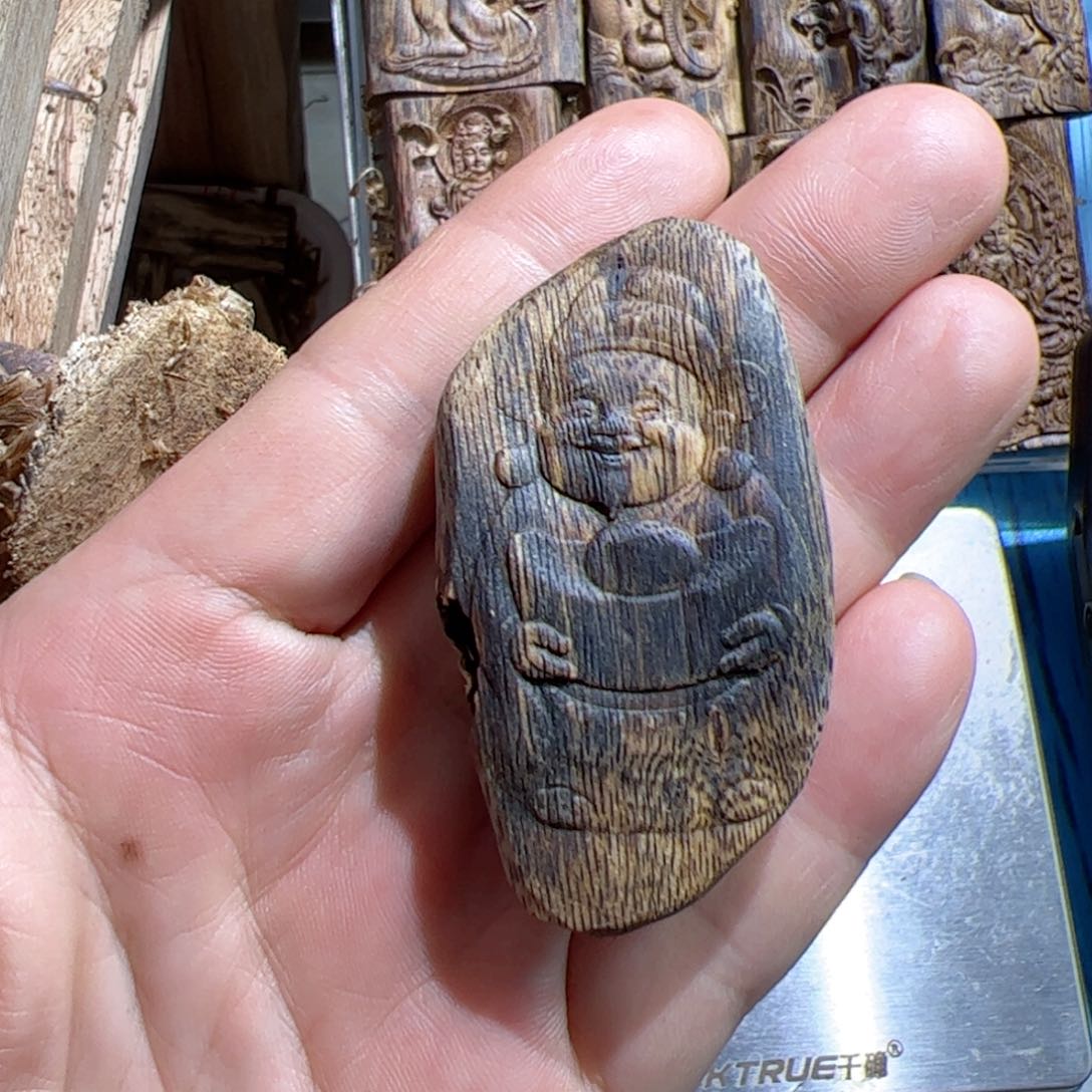 沉香吊坠绿棋虫漏财神11.1克