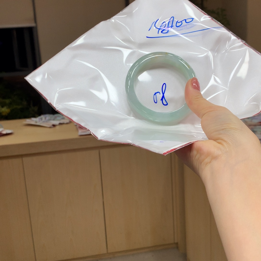 翡翠手镯未镶嵌不退不换