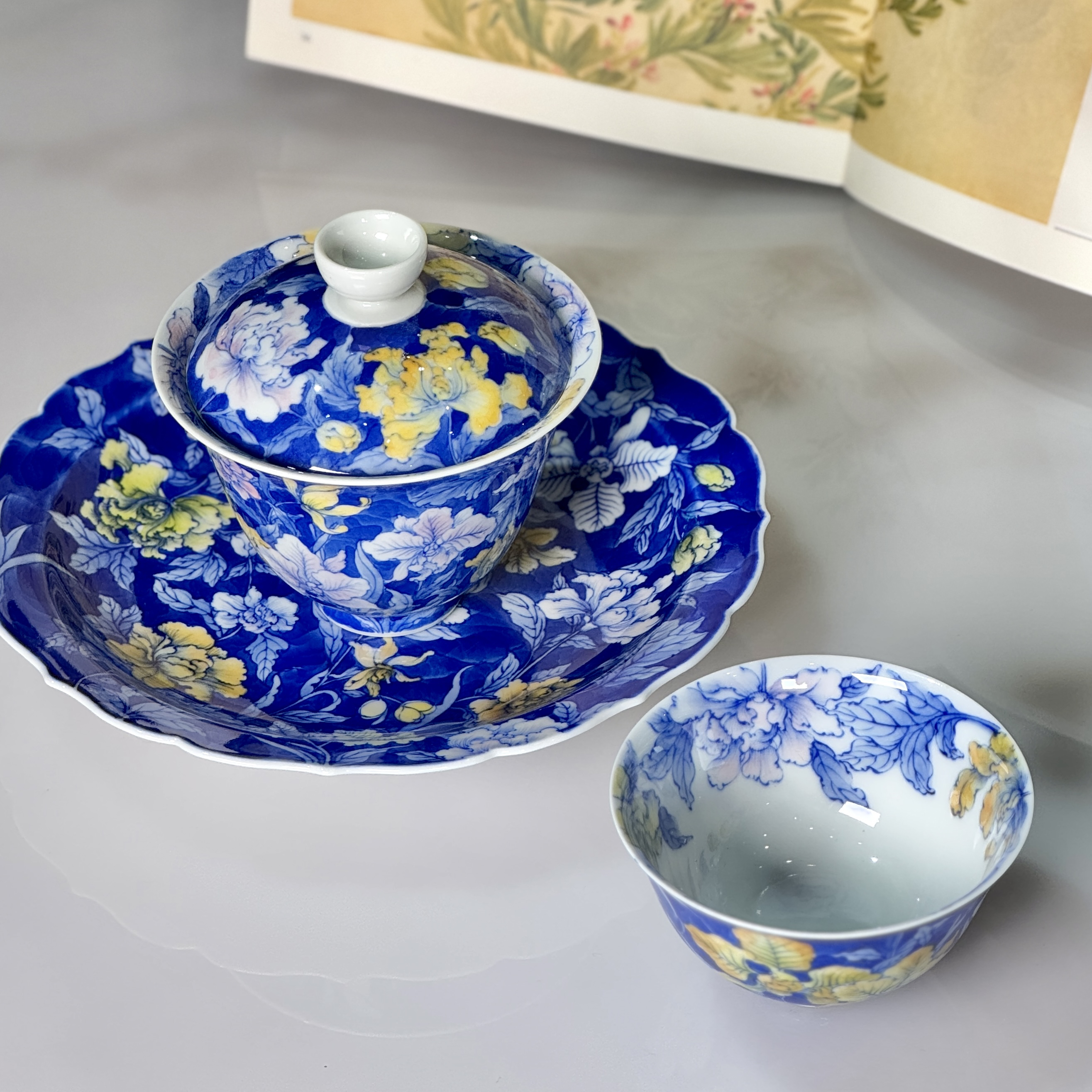 青樵轩 | 青花蓝地五彩鸢尾花盖碗 釉下五彩花卉撇口杯 花边壶承