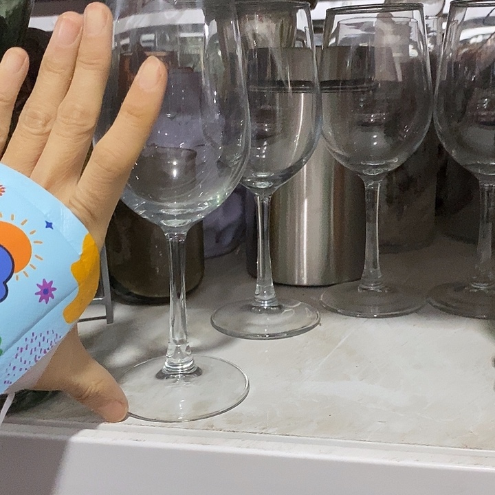 月***酌玻璃四只手测量会有误差