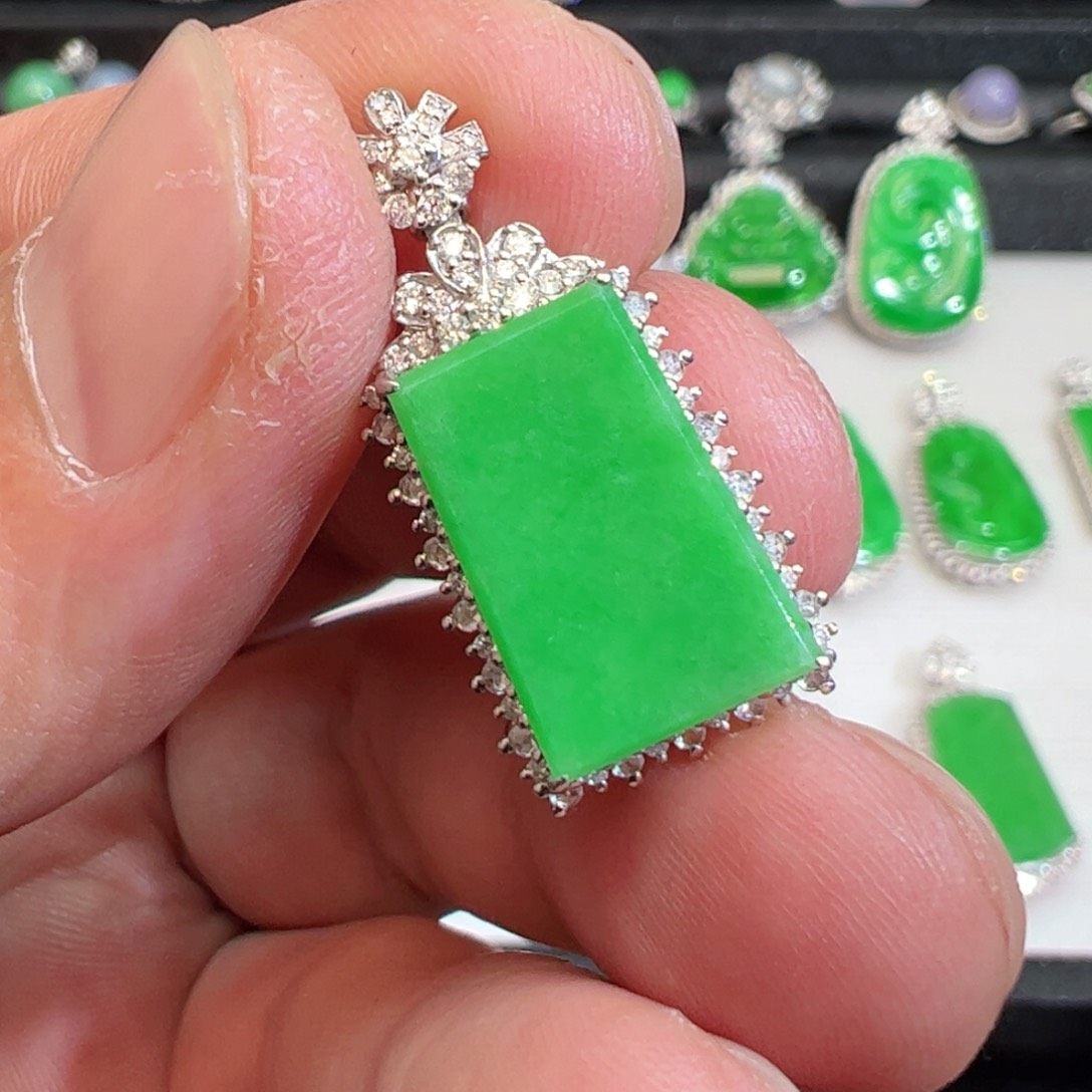 翡翠吊坠(不含链)18K金镶嵌