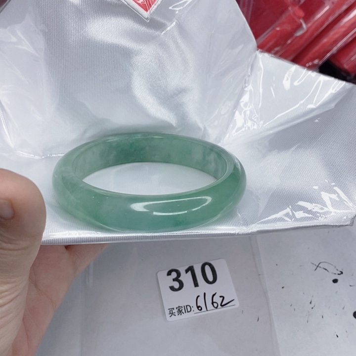 翡翠未镶嵌手镯一图一物实物为准（微瑕处理）
