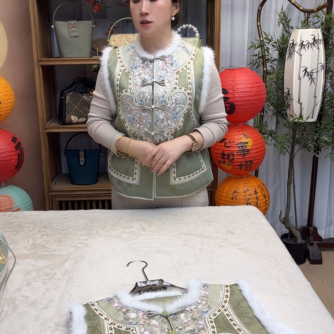 刺绣棉马甲单如意绣花