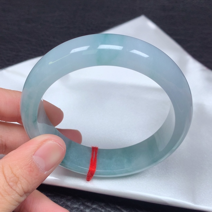 翡翠手镯未镶嵌。