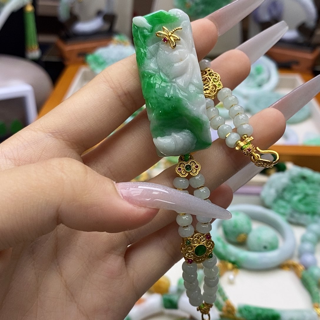 颈饰未镶嵌翡翠天然