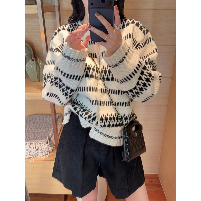 【张静芝】韩国新品~设计款提花拼色单排扣针织开衫毛衣