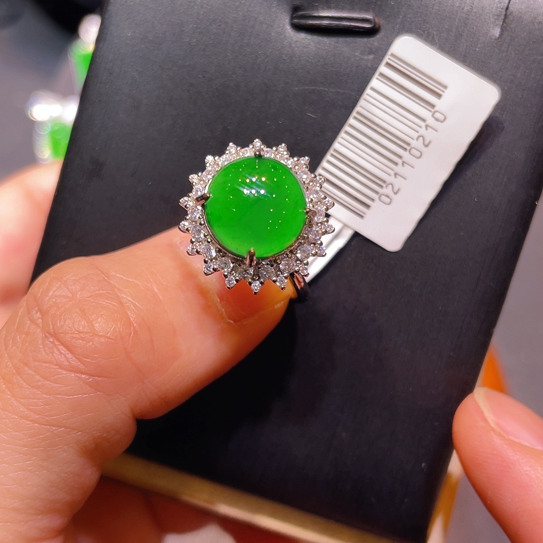 翡翠未镶嵌颈饰戒指