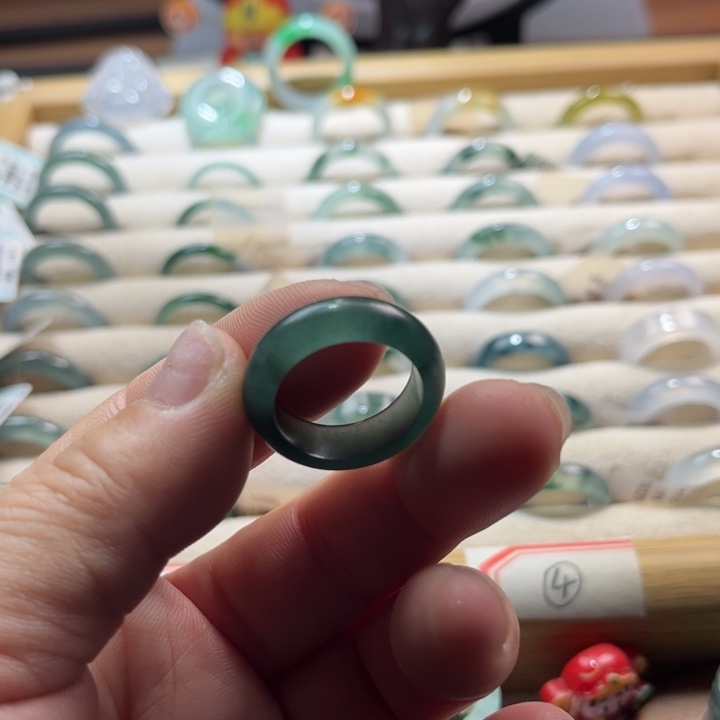 翡翠未镶嵌戒指蓝水