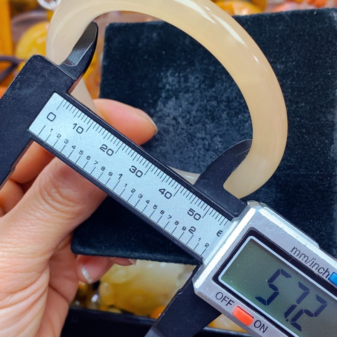 未镶嵌石英质玉（黄龙玉）颈饰