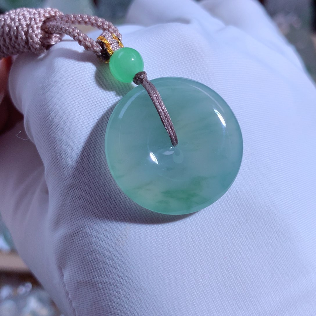 翡翠颈饰未镶嵌平安扣