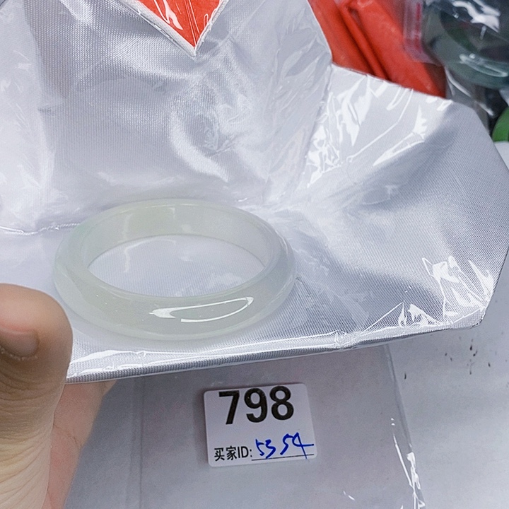 翡翠未镶嵌手镯一图一物实物为准（微瑕处理）
