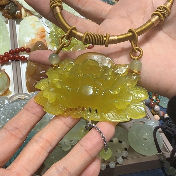 蛇纹石玉吊坠合金