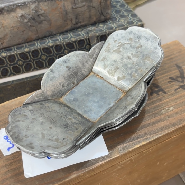 紫砂茶杯边**栈非常美丽漂亮的物品