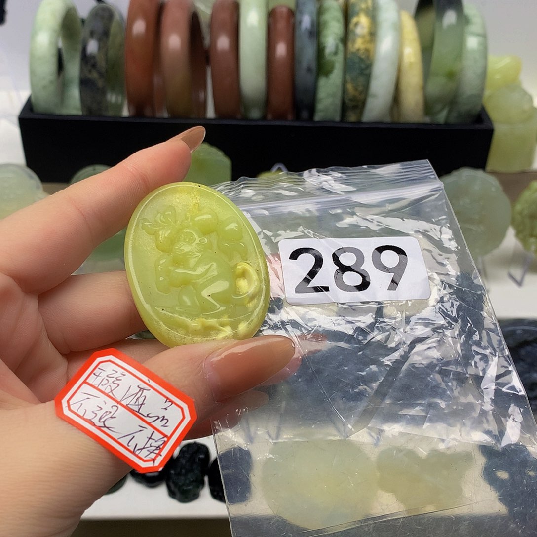 蛇纹石玉颈饰未镶嵌