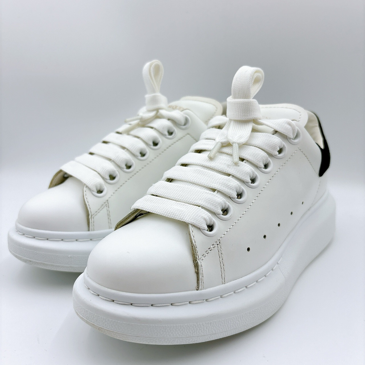 95新 Alexander McQueen/亚历山大·麦昆 35码/黑尾小白鞋/BM00667