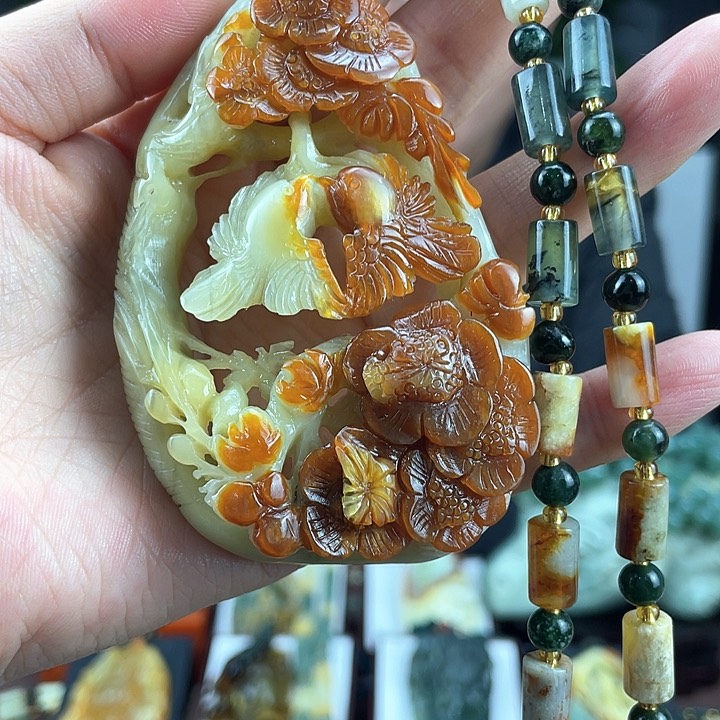 蛇纹石玉颈饰未镶嵌