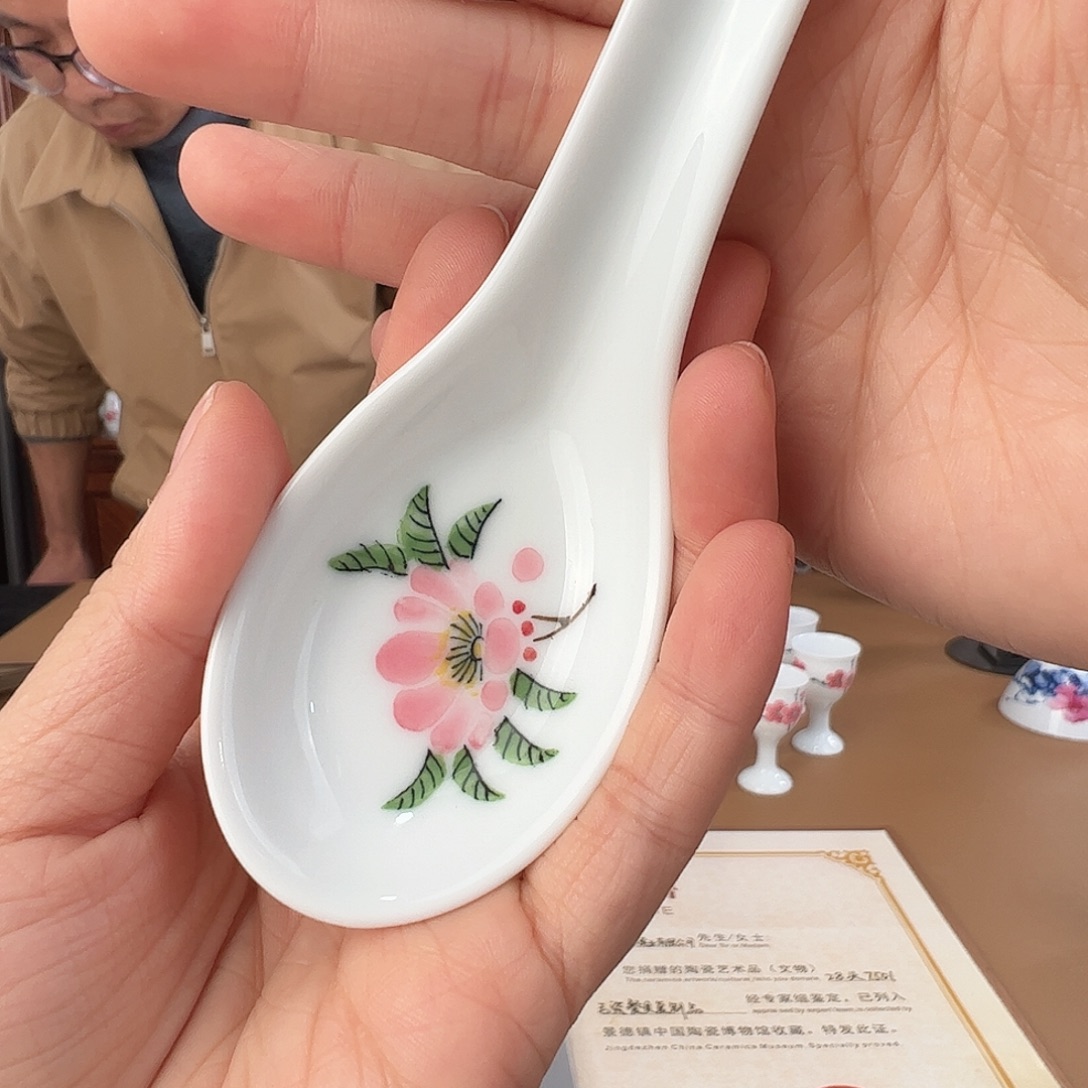 瓷釉下水点桃花小汤勺